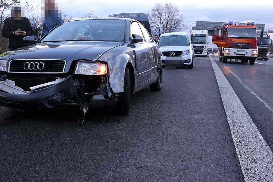 Der Audi, der Mercedes und der Sattelzug stehen nach dem Crash beschädigt auf dem Seitenstreifen.