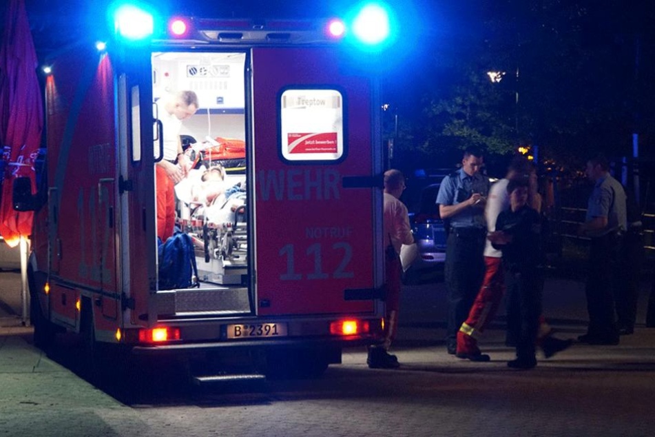 Ein Verletzter wird im Krankenwagen behandelt.