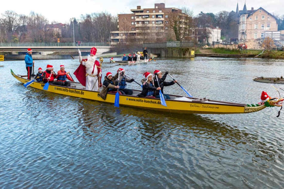 In einem Drachenboot wird der Nikolaus über die Werre gefahren.