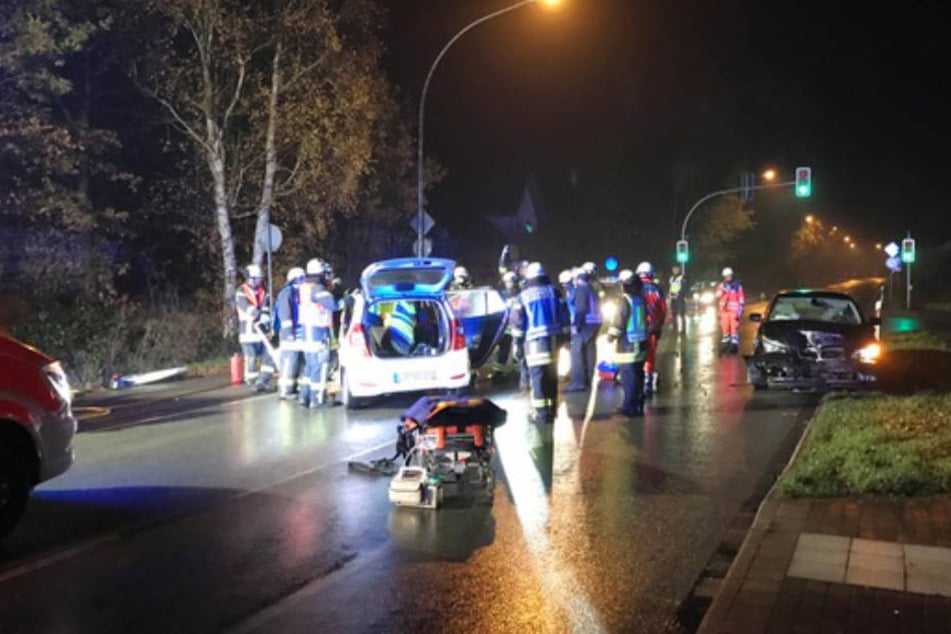Im Kreuzungsbereich sind die beiden Fahrzeuge ineinander gekracht.