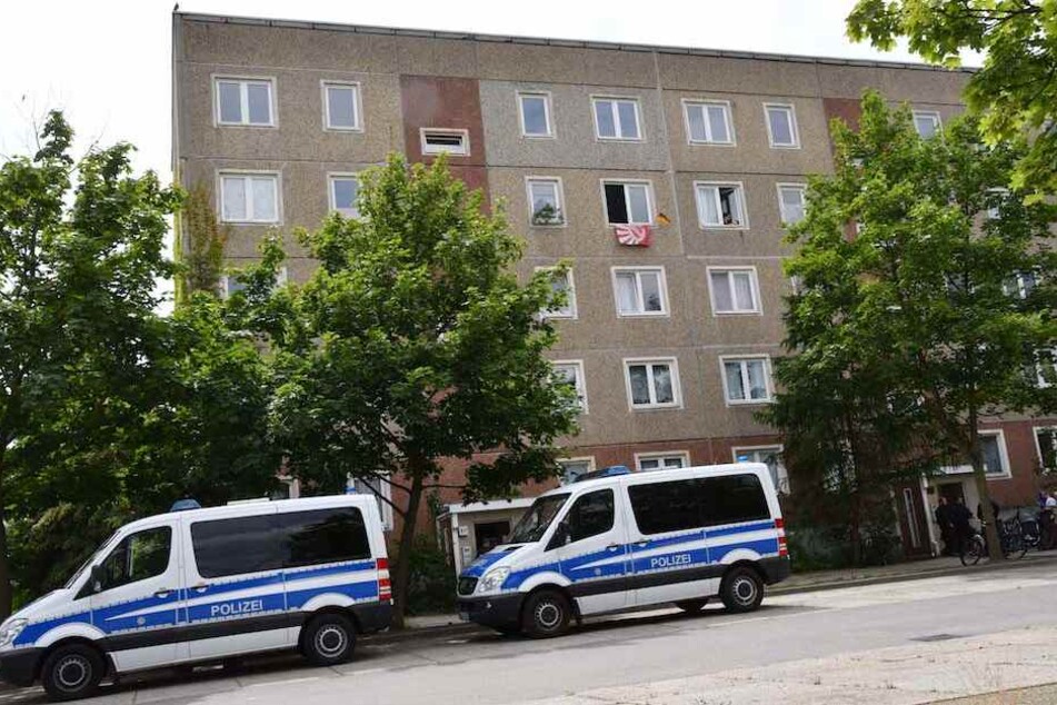 Zwei Mannschaftswagen der Polizei vor der Asylbewerberunterkunft in der Hegelstraße im Cottbuser Süden.