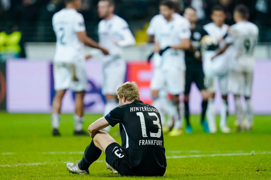 Martin Hinteregger enttäuscht nach dem 2:3: Erst nach dem Abpfiff erfuhren die Spieler, dass sie es doch geschafft hatten, in der Europa League weiterzukommen.