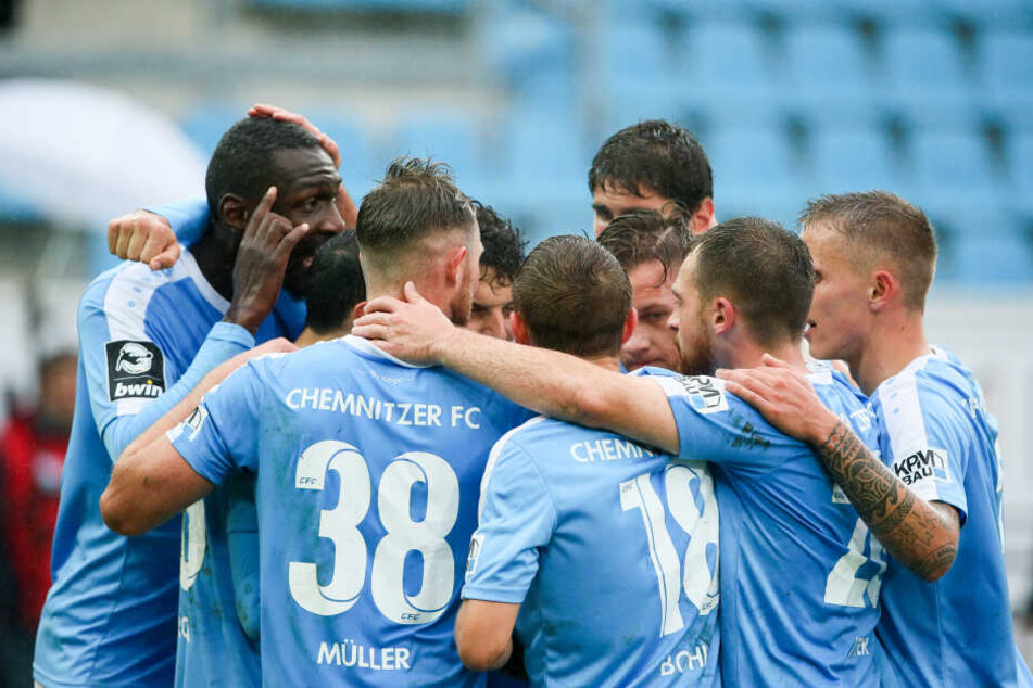 Nach Elfmetertreffer: Die CFC feiern den Torschützen Bonga.