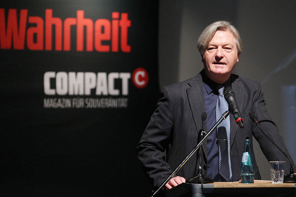 Jürgen Elsässer, der das COMPACT-Magazin herausgibt. Offenbar hatte der Eventpalast nichts davon gewusst, dass der umstrittene Verlag seine Konferenz in den Räumen an der Alten Messe abhalten will.