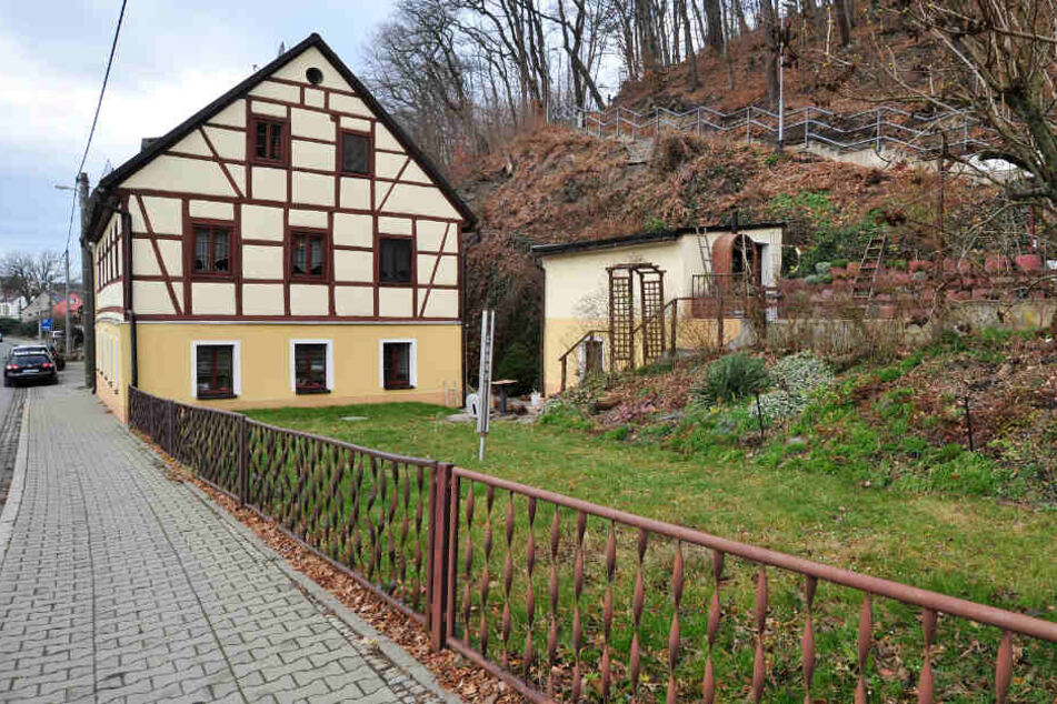 Bis in dieses Wohnhaus in Falkenau verfolgte ein Mann ein junges Mädchen.