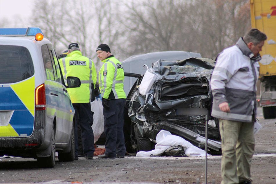 Der völlig zerstörte Audi am Morgen auf der A10 bei Potsdam.