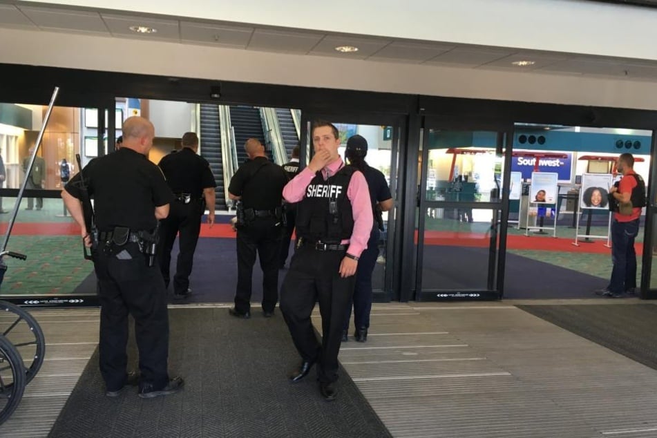 Ein Polizist ist auf dem Flughafen in Flint bei einer Messerattacke verletzt worden.