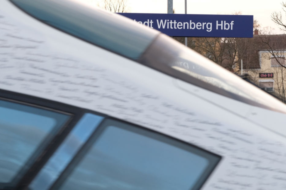 Mit knapp 2,5 Promille ist ein betrunkener ICE-Lokführer an Wittenberg vorbeigerauscht. (Symbolbild)