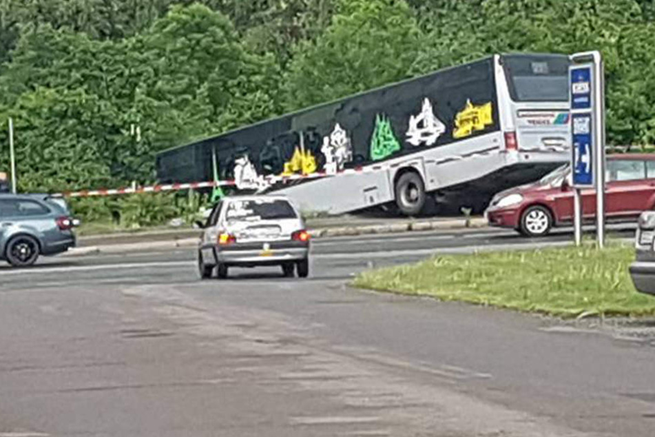Der Bus fuhr über den Bordstein und die Böschung herunter.
