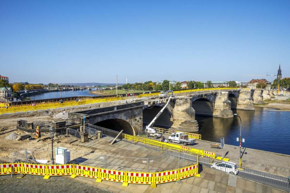 Die Augustusbrücke wird für über 20 Millionen Euro saniert. Jetzt legten Bauarbeiter eine giftige Teerschicht frei.