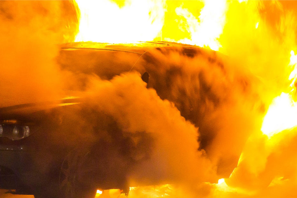 Der Mann legte wahrscheinlich Feuer, um Spuren zu verwischen (Symbolbild).