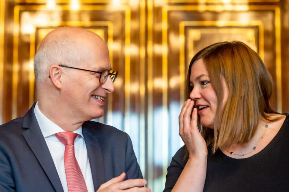 Hamburgs Erster Bürgermeister, Peter Tschentscher (SPD), und Katharina Fegebank (Bündnis 90/Die Grünen), Hamburgs zweite Bürgermeisterin, unterhalten sich bei einer Pressekonferenz im Rathaus.