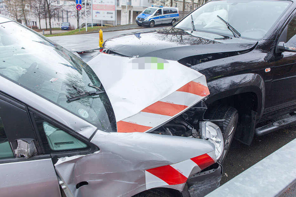 Beide Autos wurden stark beschädigt.
