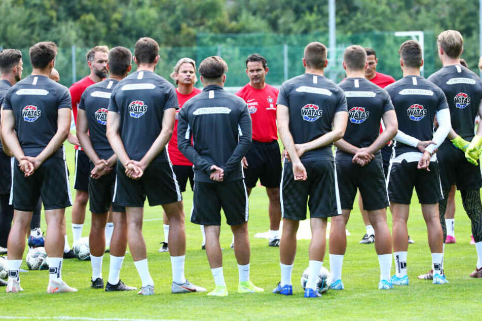 In der kommenden Woche wird Dirk Schuster seine Mannschaft unter spanischer Sonne im Trainingscamp versammeln, um die Grundlagen für das neue Fußballjahr zu legen.