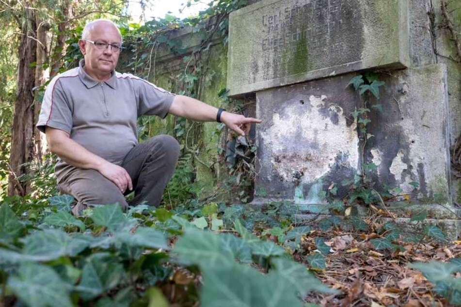 Hier wurde das "Eiserne Kreuz" von der Grabwand gerissen. Friedhofsverwalter Uwe Horn (56) ist entsetzt.