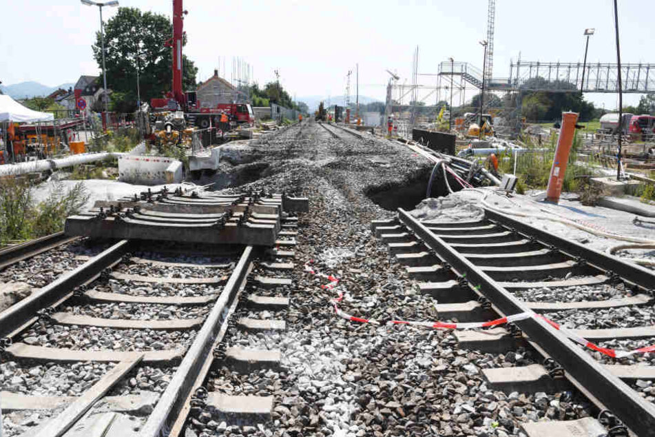An der Baustelle des Bahntunnels Rastatt finden Arbeiten statt. Dort haben sich Bahngleise abgesenkt. (Archivbild)