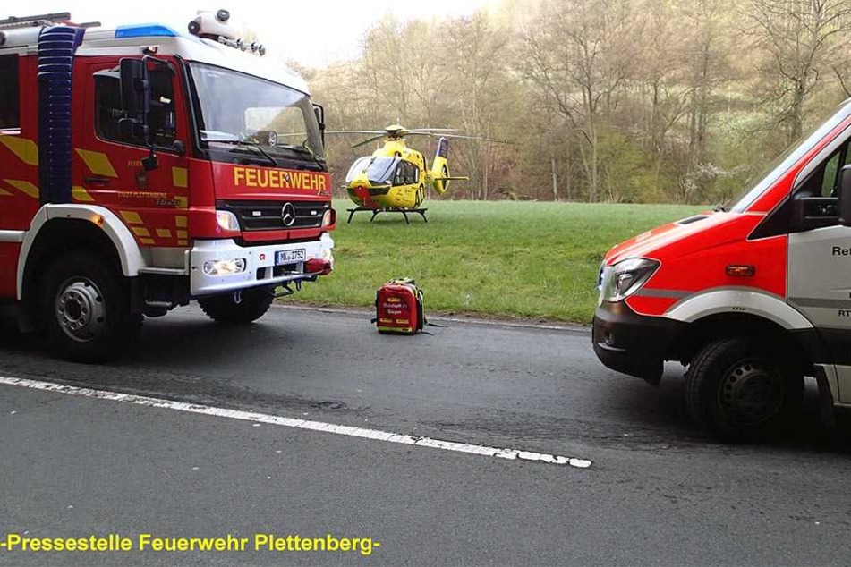 Die Straße musste gesperrt werden, als der Rettungshubschrauber anflog.
