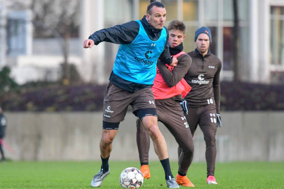 Alex Meier (links) behauptet den Ball mit seiner Größe vor einem Gegenspieler.
