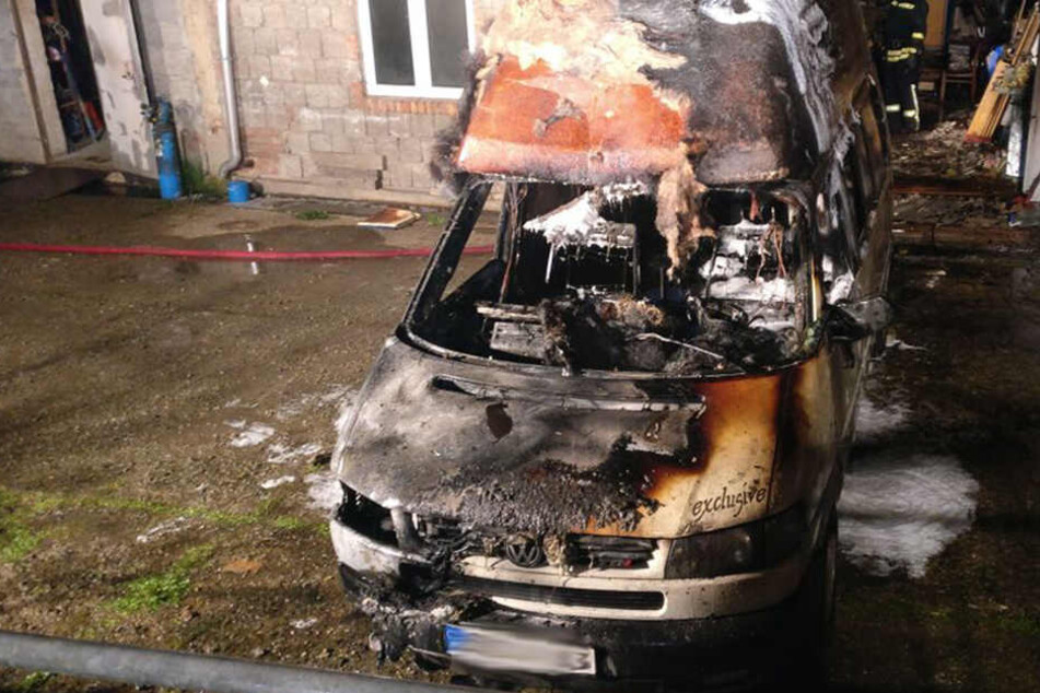 Das Wohnmobil brannte komplett aus.
