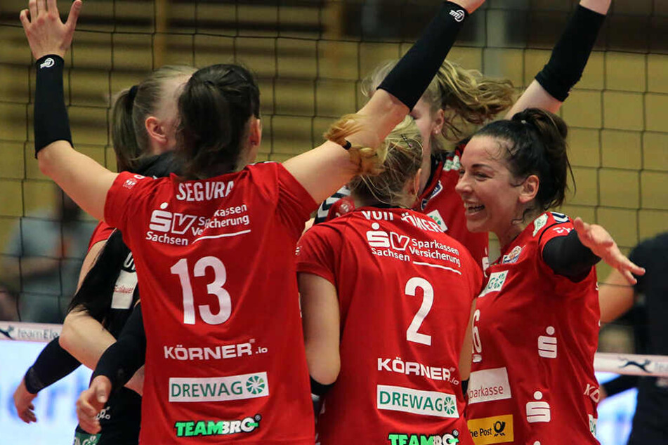 Die DSC-Girls feiern ihren 3:1-Sieg zum Abschluss der Bundesliga-Hauptrunde.