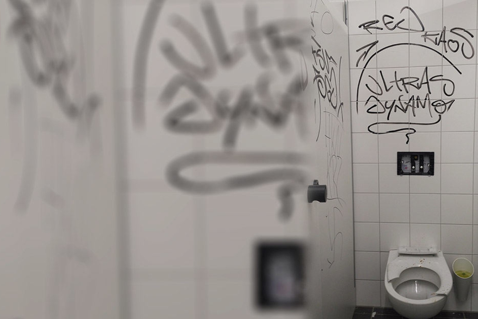 Toilettenschüsseln wurde demoliert. Die Ultras Dynamo
und Red Kaos aus Zwickau verewigten sich an den Wänden.