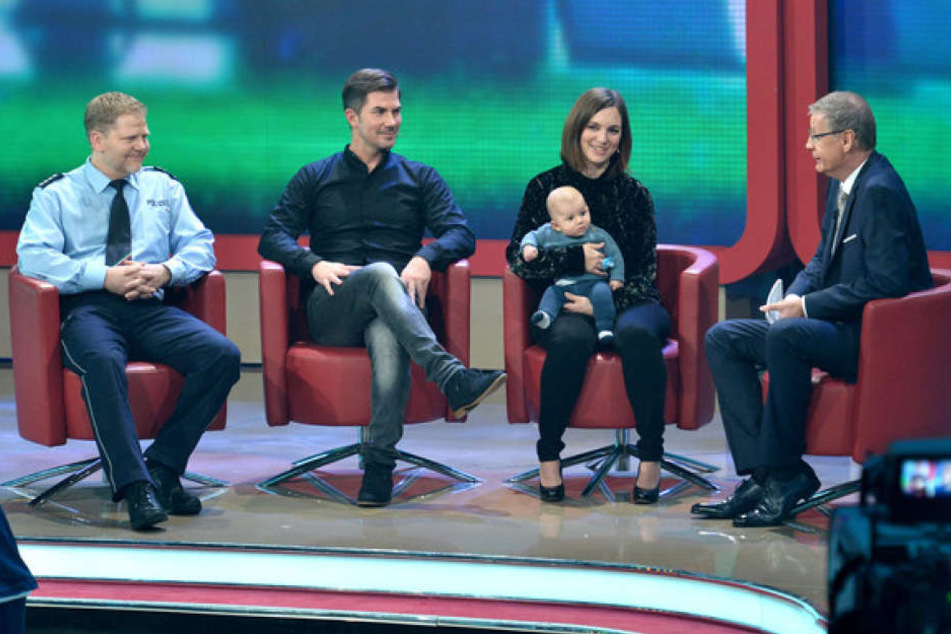 v.l.n.r.: Udo Andres, Dienstgruppenleiter beim Polizeipräsidium in Aachen, Kai und Ramona Michalke mit Baby Len mit Günther Jauch.