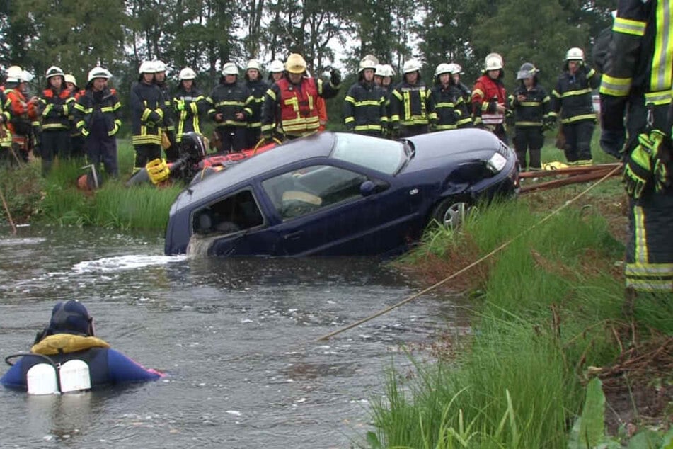 Die Feuerwehr zog den Wagen letztendlich wieder aus dem Wasser.