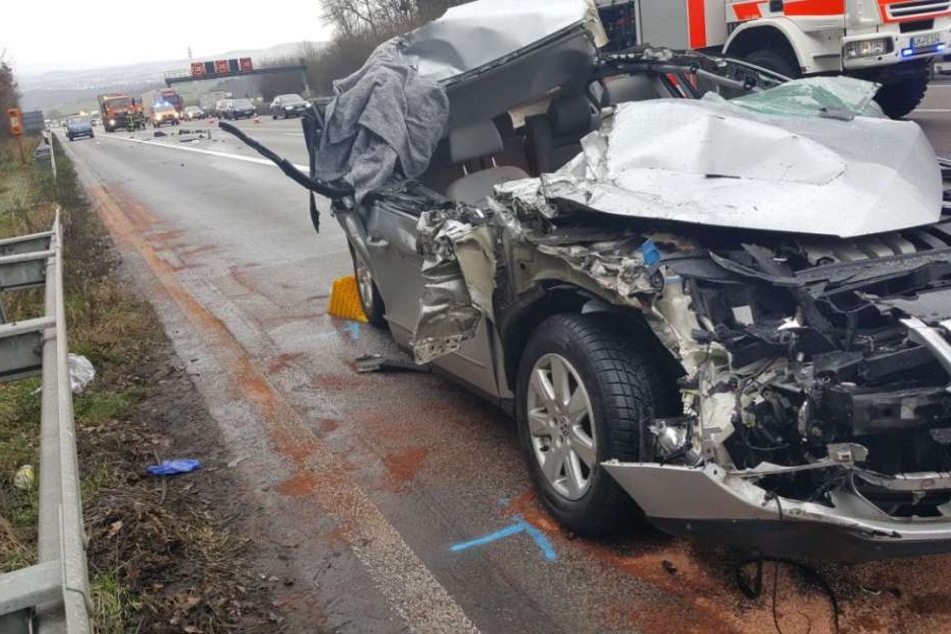 Der Wagen war nach dem Aufprall völlig zerstört.