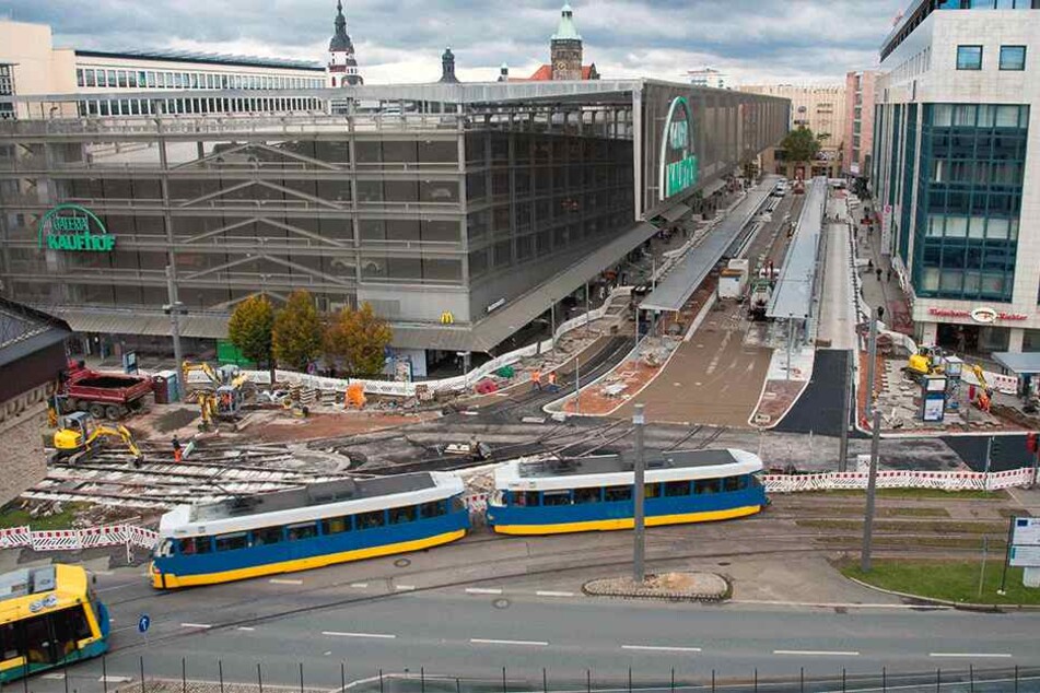 Chaos-Baustelle Zenti: Fußgänger dürfen den neuen Asphalt (Mitte r.) nicht
überqueren, müssen große Umwege laufen.
