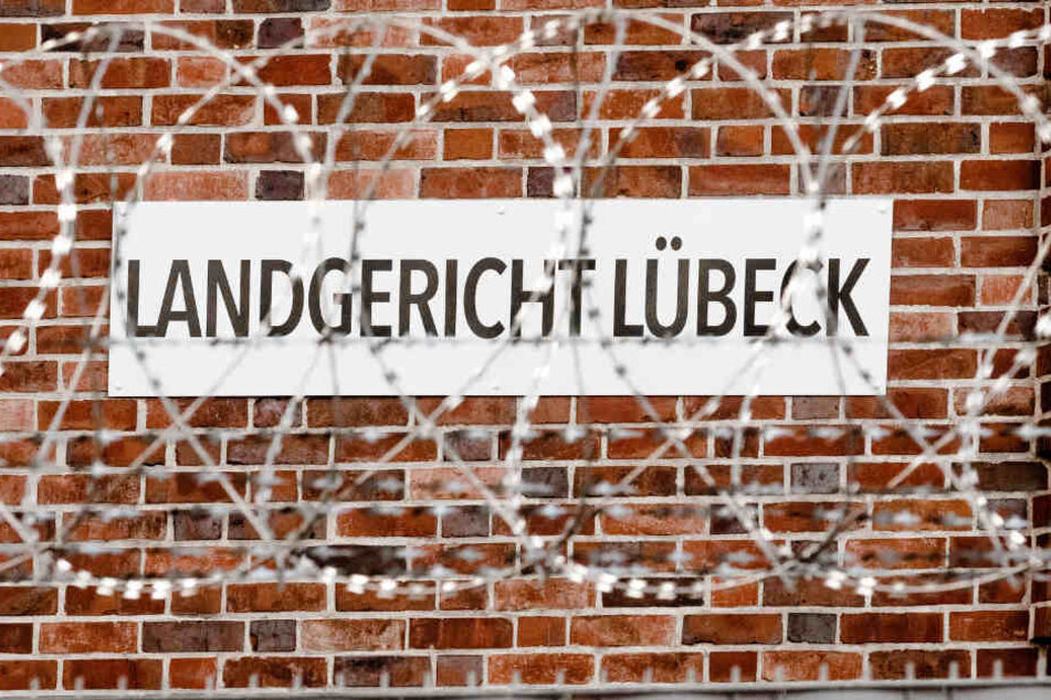 Die Verhandlung wird vor dem Lübecker Landgericht geführt.