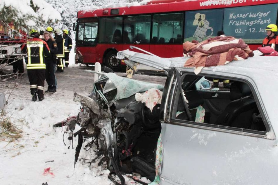 Die Frau wurde im Auto eingeklemmt und schwer verletzt.