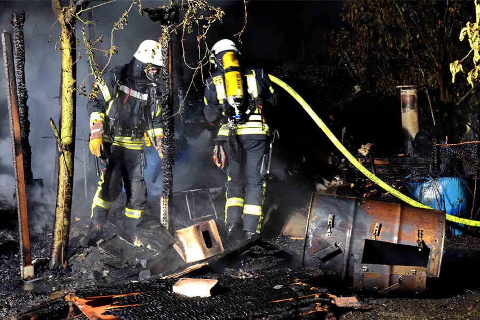 Die Feuerwehrmänner hatten einiges zu tun. Die Gartenlaube brannte vollkommen nieder.