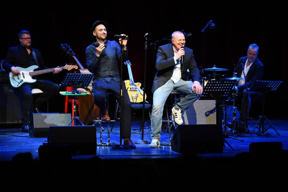 Stefan Raab (2.v.r.) steht mit Sänger Max Mutzke (2.v.l.) und seiner Band auf der Bühne.