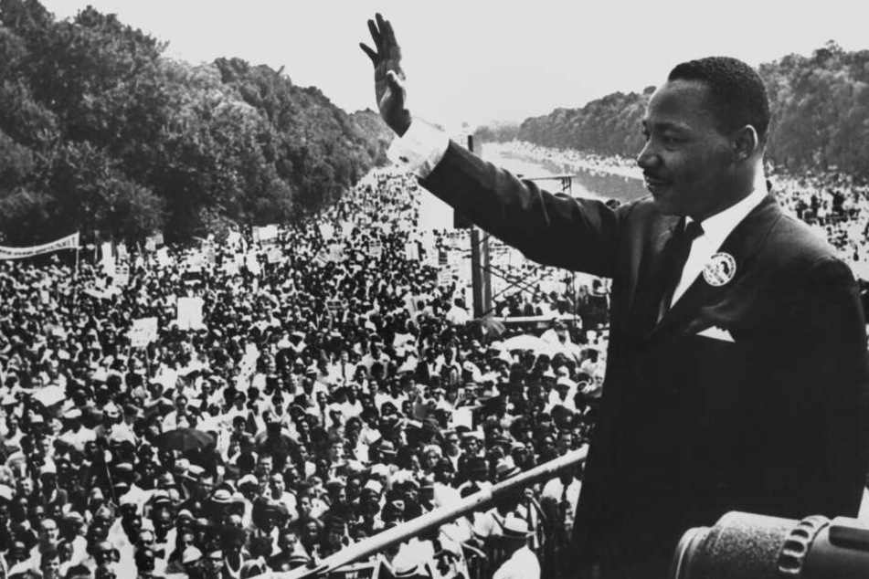 August 1963: Martin Luther King winkt in Washington Demonstranten zu.