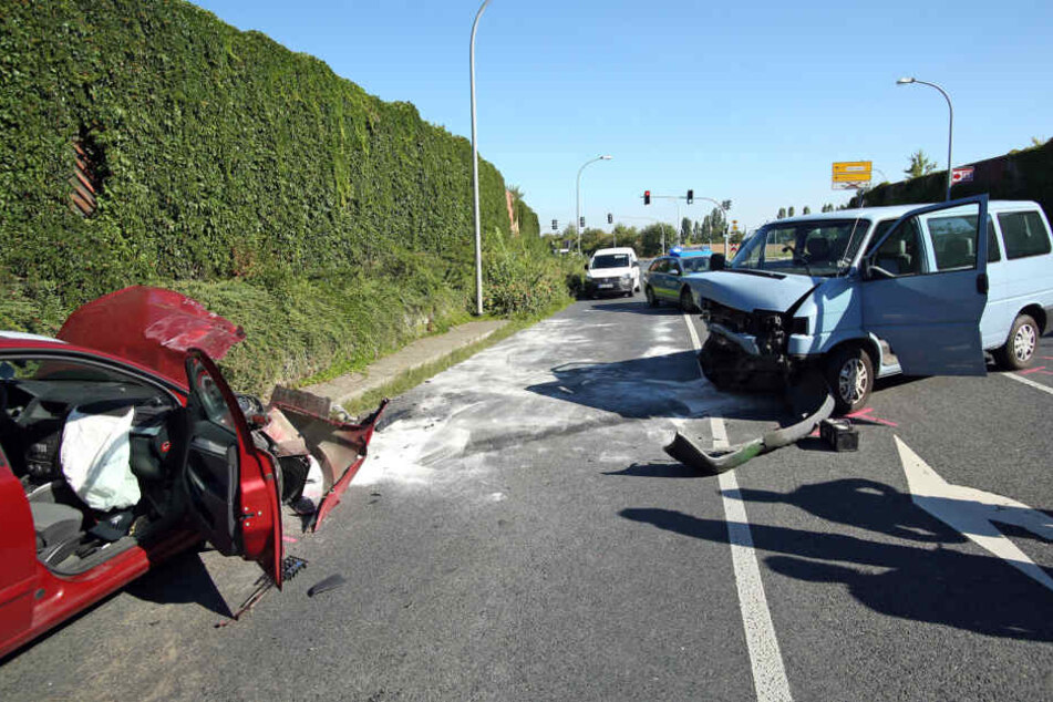 Die Autos krachten in Meißen frontal zusammen.