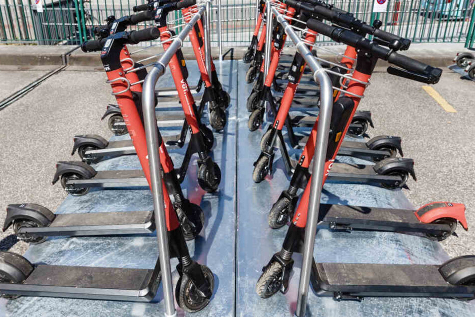 E-Scooter stehen am U-Bahnhof Hamburg-Berne.