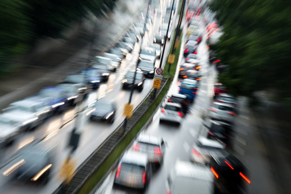 Geduld im Berufsverkehr: Der Verkehr staut sich auf dem Mittleren Ring.