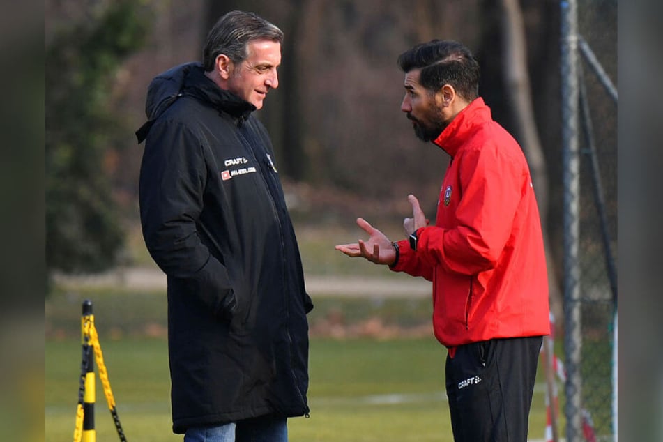 Cristian Fiel (r.) redet, Ralf Minge hört zu. Intern haben die beiden einiges zu besprechen.