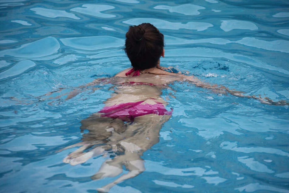 Im Schwimmbecken näherte sich der 23-Jährige dem jungen Mädchen. (Symbolbild)