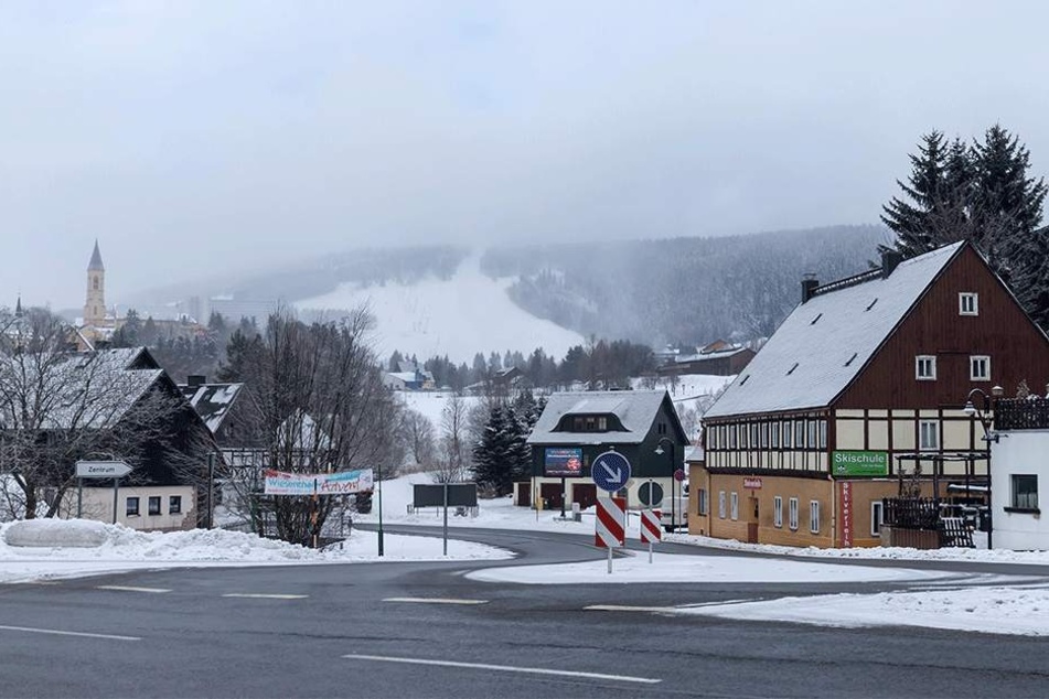 Die Hänge auf dem Fichtelberg sind weiß. In den nächsten Tagen soll die Schneeauflage weiter wachsen.