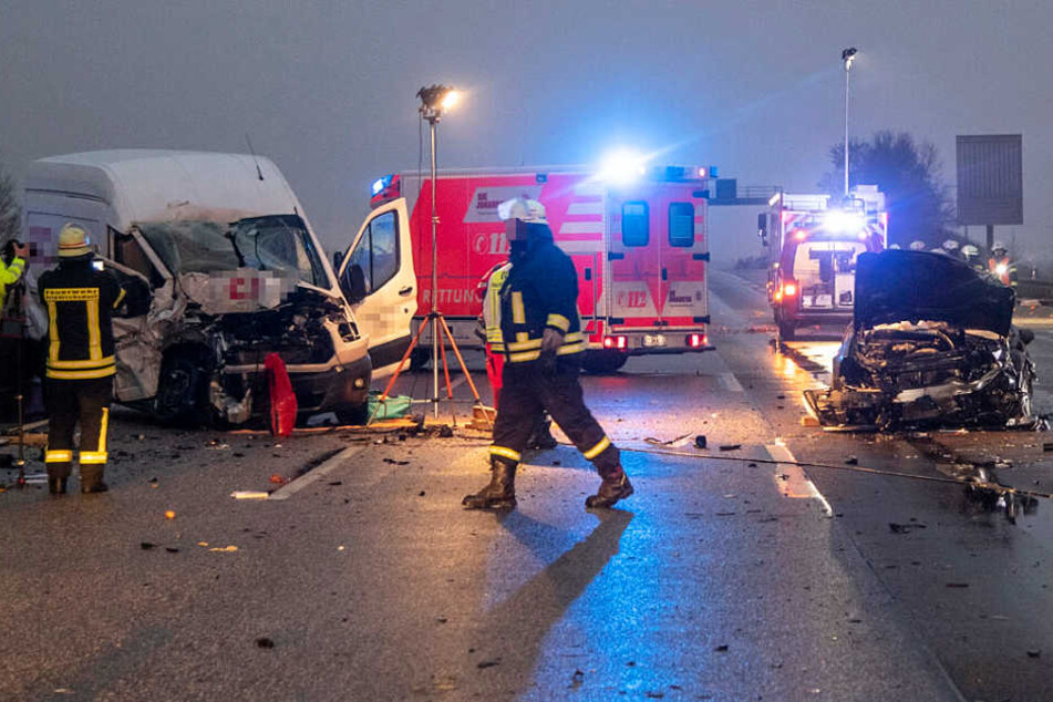 Links im Bild ist der weiße Sprinter zu sehen, rechts das dritte am Unfall beteiligte Auto.