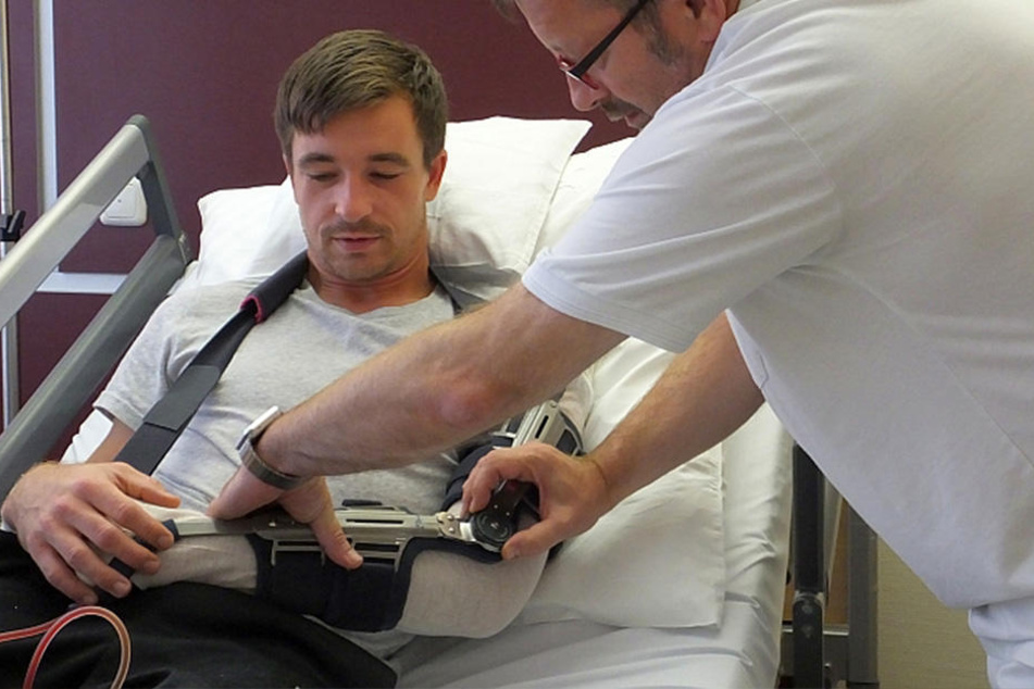 FCE-Mannschaftsarzt Torsten Seltmann (r.) mit dem verletzten Martin Männel.
