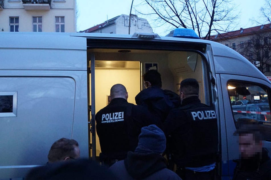 Die Polizei nahm noch vor Ort einen verdächtigen Mann fest, der mit Mundschutz abgeführt wurde.