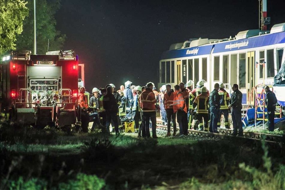 Beim Zusammenstoß eines Personenzugs mit einem Güterzug in Schwaben sind zwei Menschen ums Leben gekommen und 14 verletzt worden.