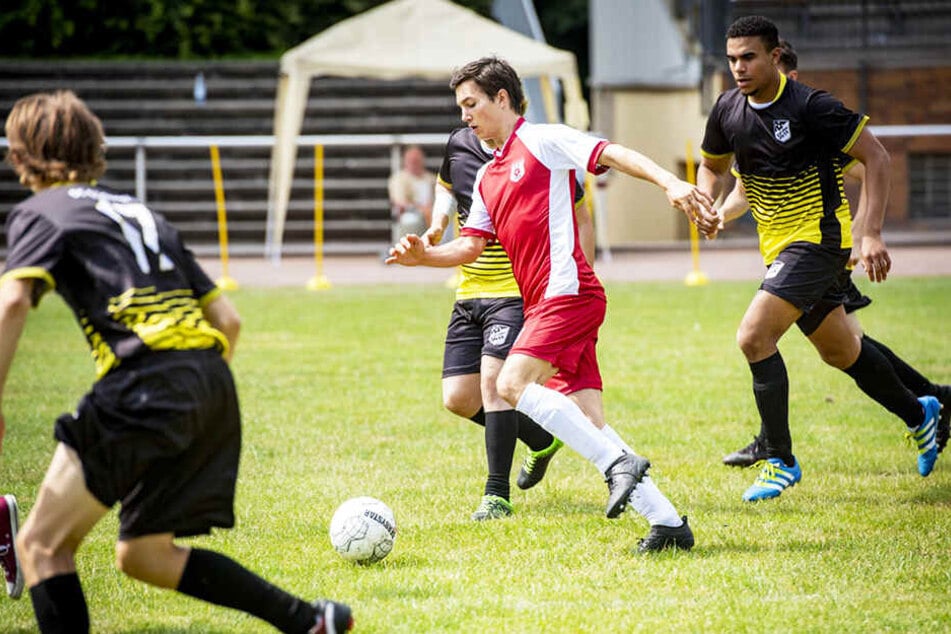 Leo (M., Tim Oliver Schulz) liebte es, Fußball zu spielen.