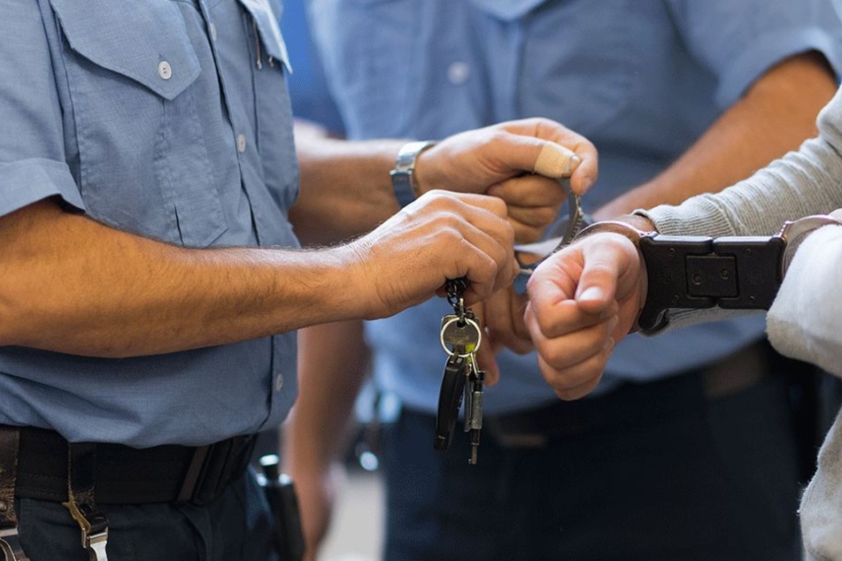 Ein junger Mann (24) wollte Polizist werden und lernte sofort die andere Seite kennen (Symbolbild).