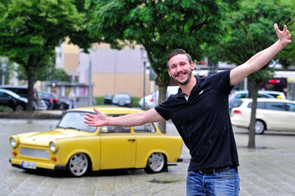 Stehen im Sommer auch mal im Regen: die Zwickauer Trabant und Rapper Smaxiz
(26). Macht beiden aber nix aus.