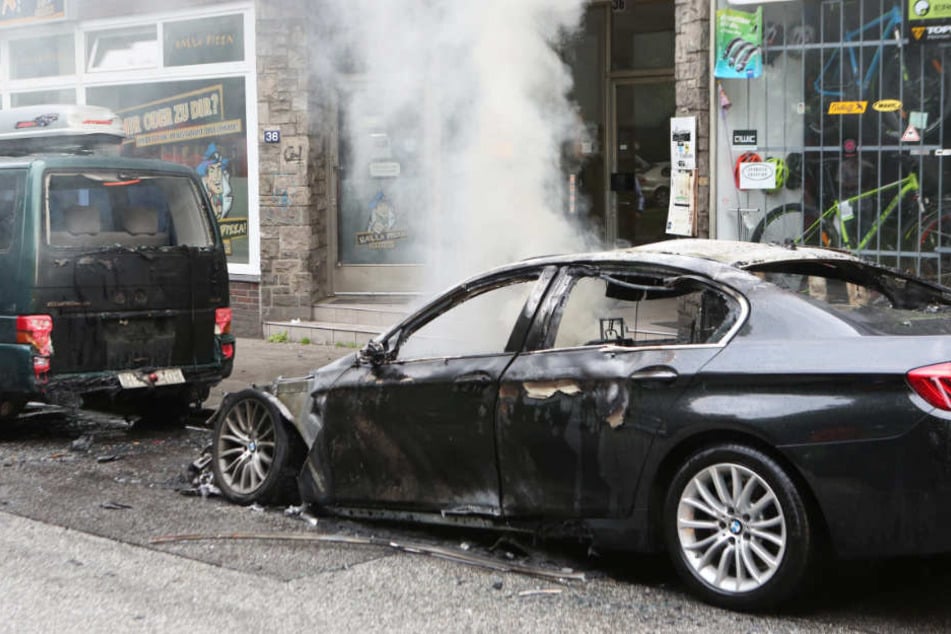 In wenigen Minuten haben die Randalierer mehrere Autos und Geschäfte angezündet.