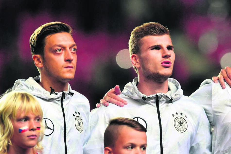 Mesut Özil (28, v.l.) und Timo Werner (21) wurden beim Spiel übel
beschimpft.