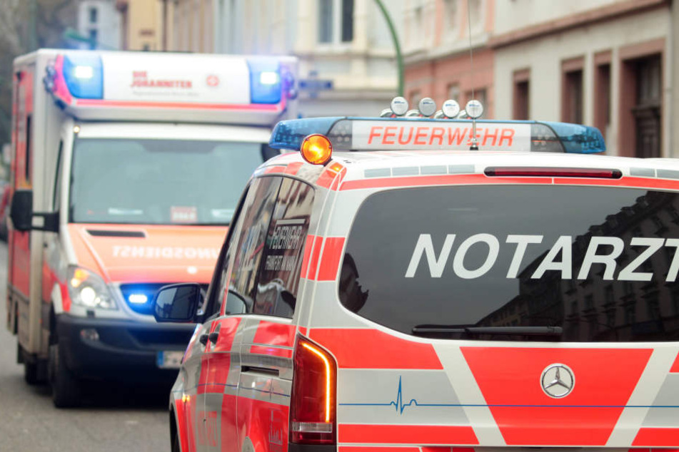 Ein Mann (36) prallt mit seinem Auto gegen einen Baum. Sein Sohn stirbt bei dem Unfall. (Symbolbild)
